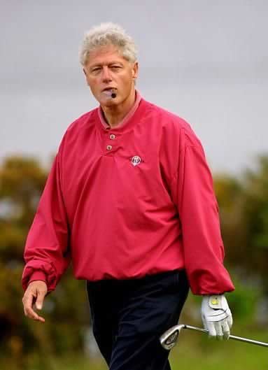 Fostul presedinte al Statelor Unite Bill Clinton fumand trabuc