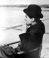 Charlie Chaplin fumand