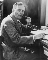 Edwin Powell Hubble fumand pipa