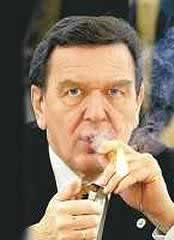 Gerhard Schröder, aprinzandu-si trabucul