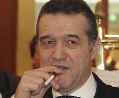 Gigi Becali pregatindu-si tigarea