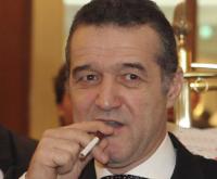 Gigi Becali pregatindu-si tigarea