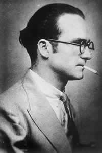 Mircea Eliade, tanar, fumand o tigare