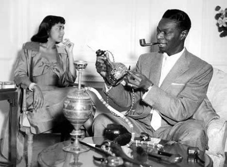 Nat King Cole fumand pipa